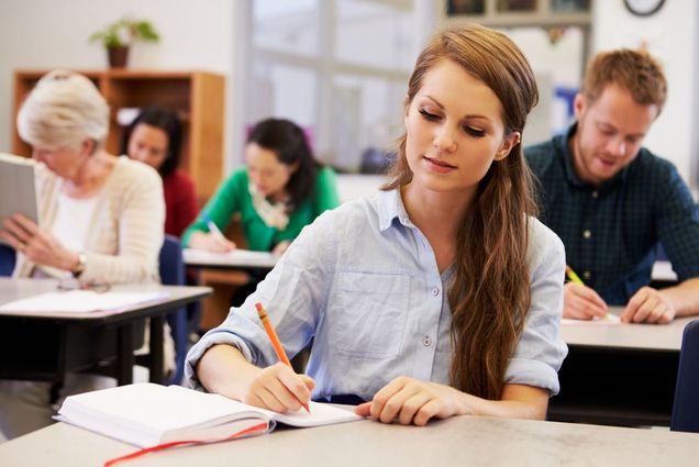 Studierende_die_notiert